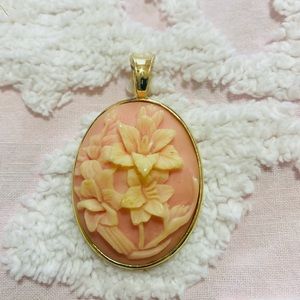 Vintage Floral Raised Pendant Gold-tone